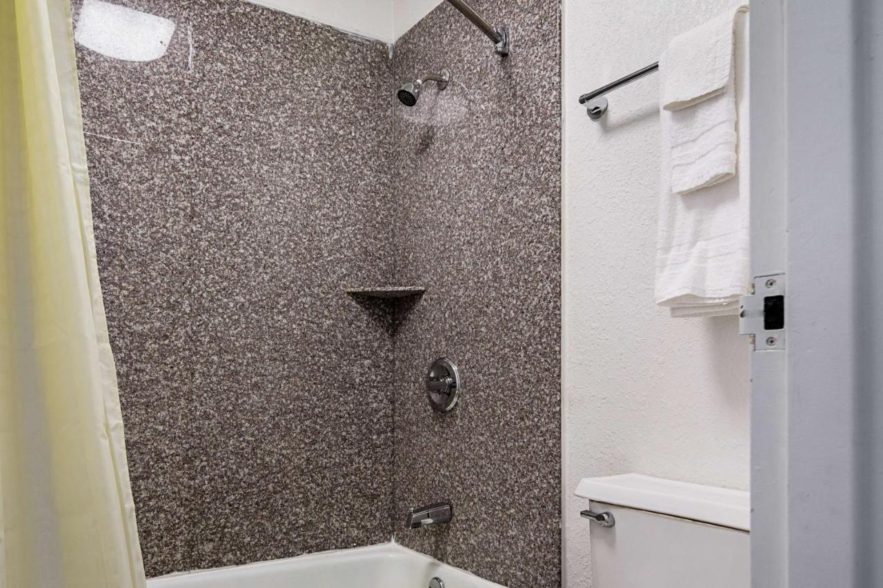 Econo Lodge Asheboro Bagian luar foto
